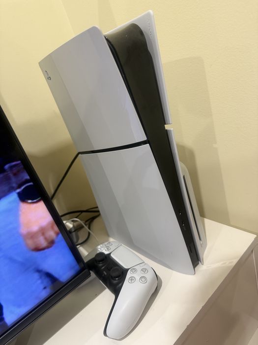 PlayStation 5 + jogo CALL OF DUTY