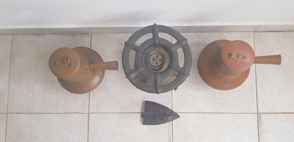Quatro peças antigas.