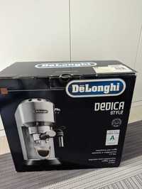 Maq. Café Delonghi Dedica EC685M + accessório