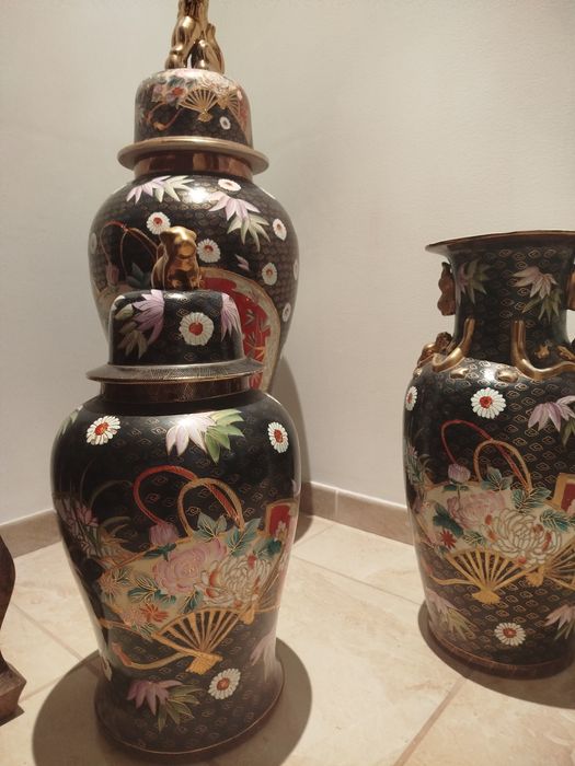 Conjunto de jarrões motivos orientais e com dourado