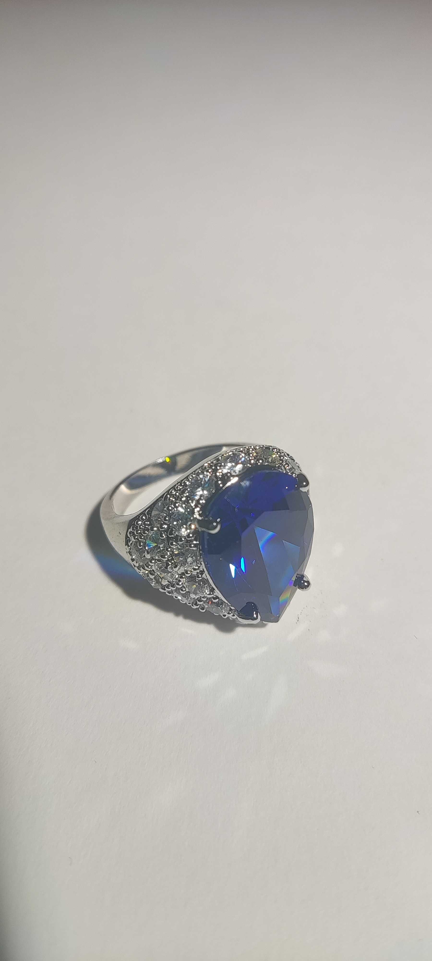 Elegancki pierścionek z dużym niebieskim kryształem