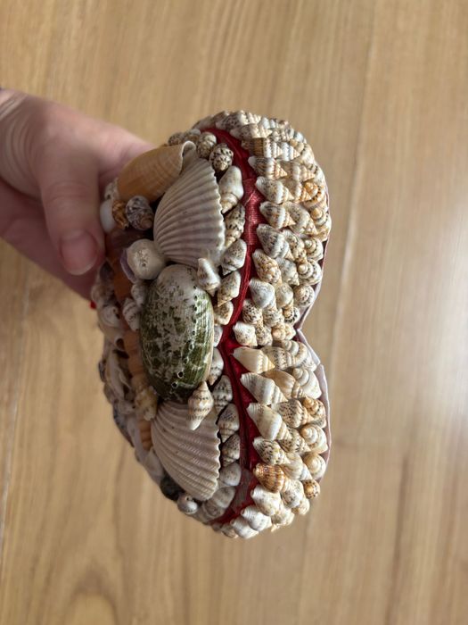 Pudełko z prawdziwymi muszelkami  w kształcie serca, szerokość 14 cm
