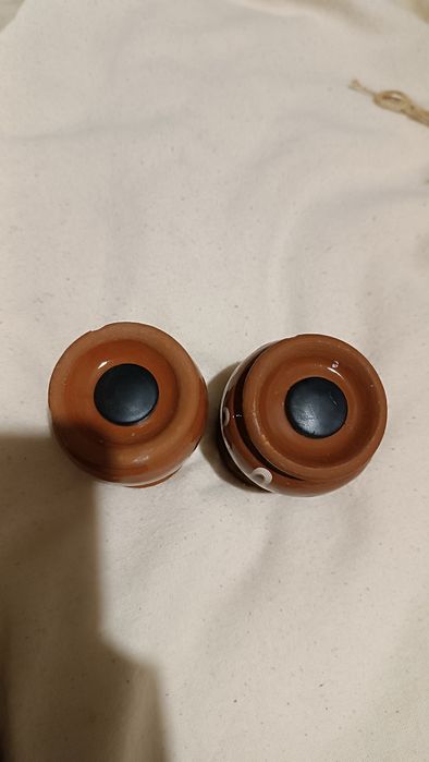 Солонка та перечница в етнічному стилі