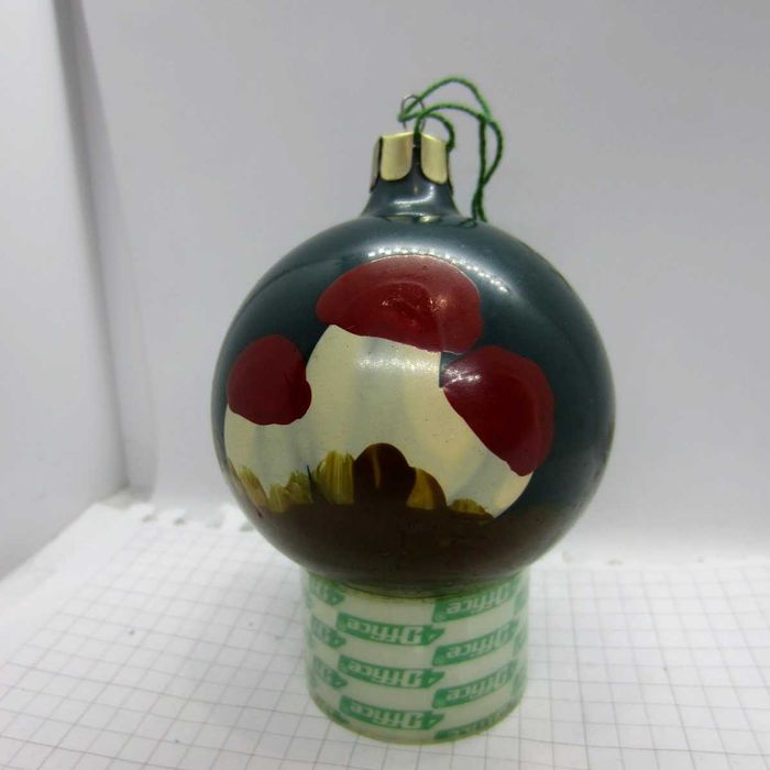 Ялинкова прикраса Куля з малюнком Гриби,1950-х СРСР