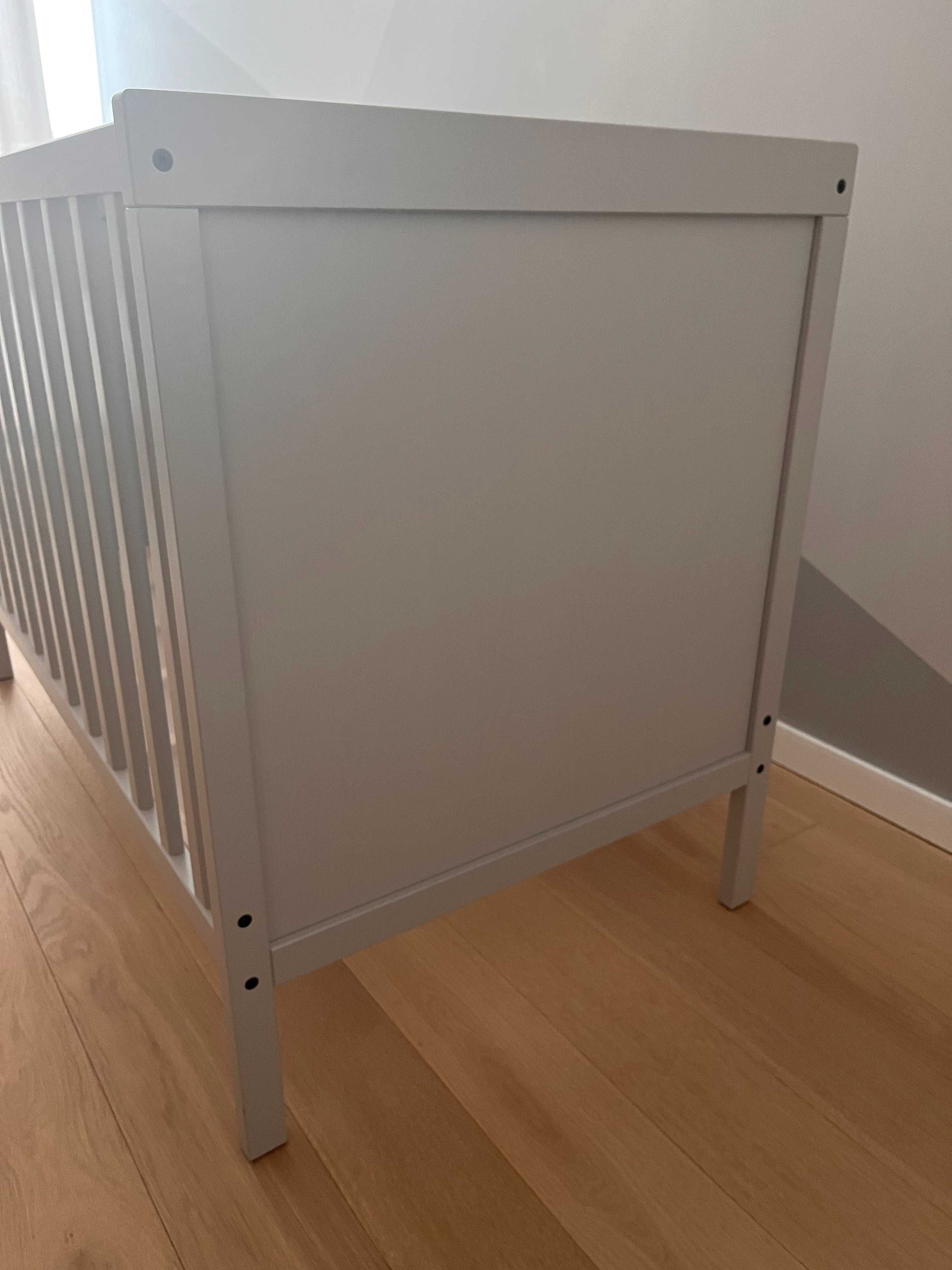 Łóżeczko niemowlęce IKEA SUNDVIK szary + materac JÄTTETRÖTT