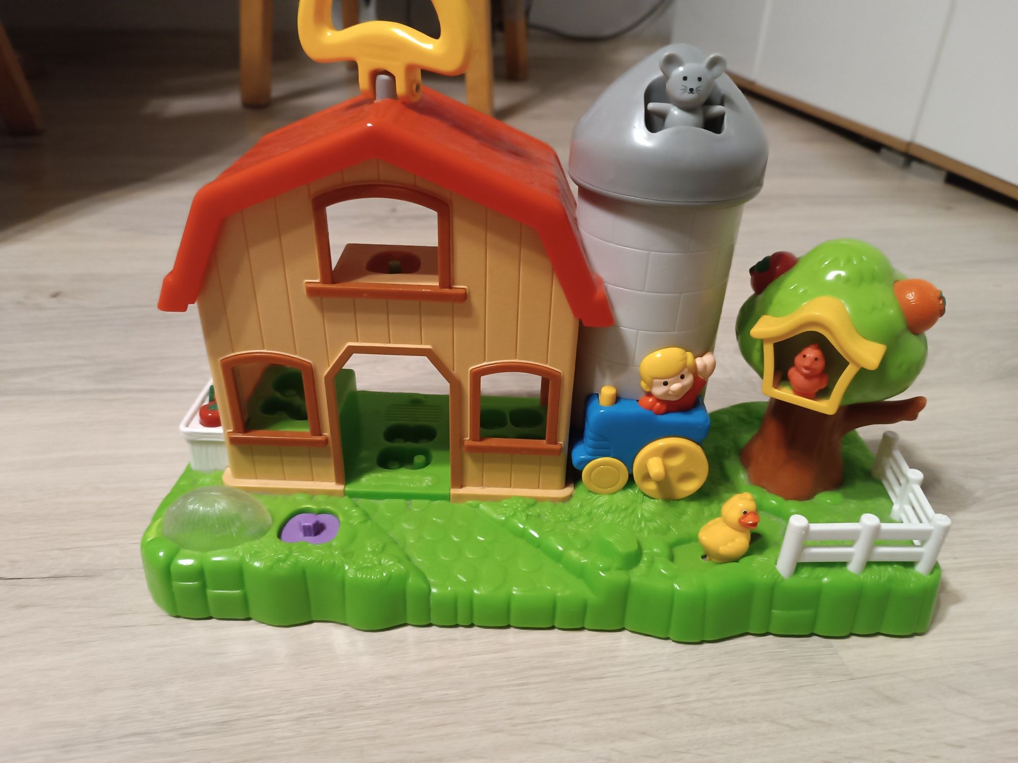 Zabawka interaktywna dla dziecka domek na wsi