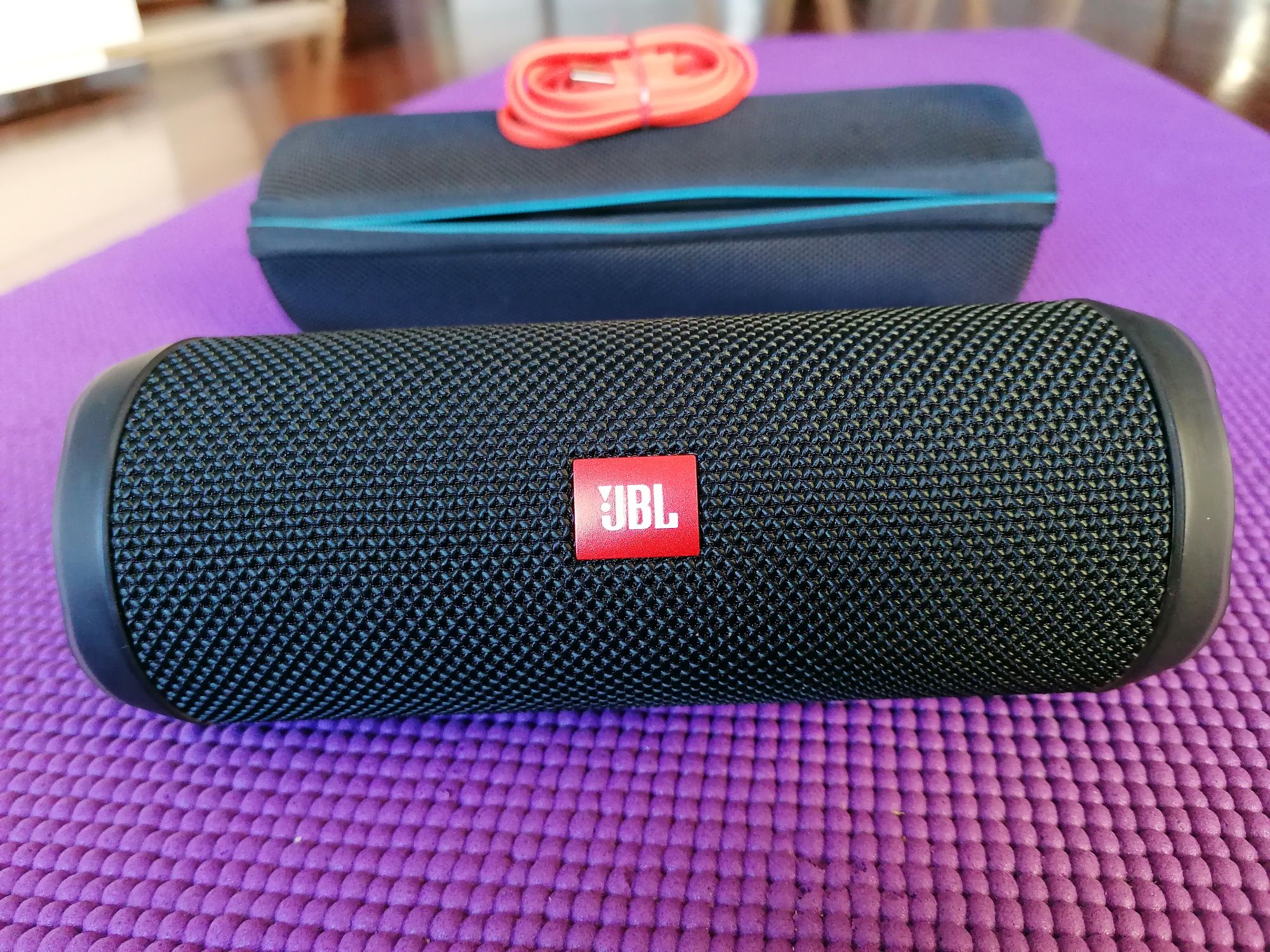 Coluna JBL Flip4 (com caixa ergonómica)