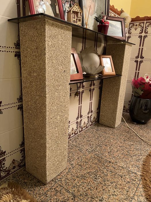 Móvel interior de casa em pedra e vidro