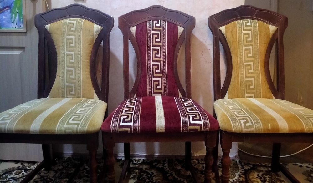 Стільці з червоного дерева