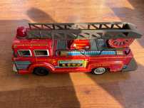 Antigo brinquedo de lata. Caminhão de bombeiros. Kokyu. Japão. Com