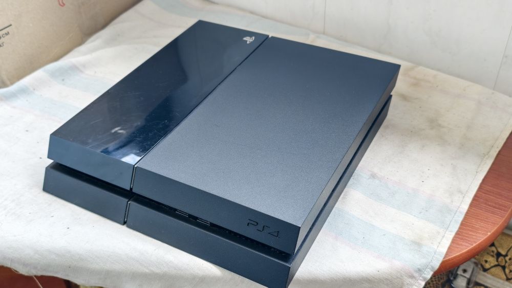 Playstation 4 FAT 500GB два джойстика