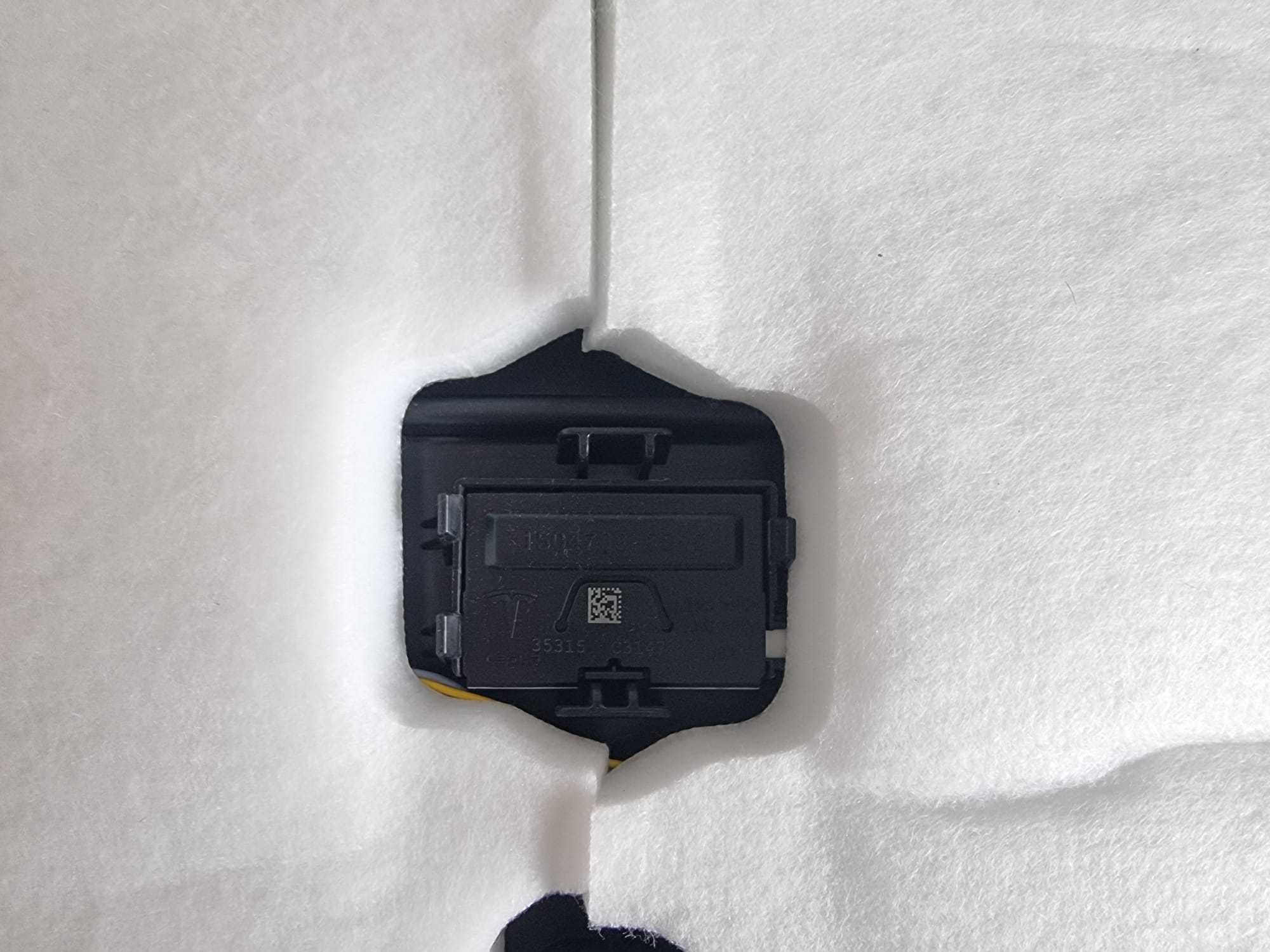 Acabamento Superior da Tampa do Porta-Malas - Tesla Model Y