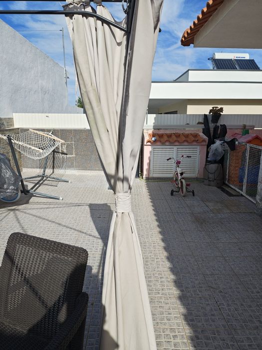 Estrutura de tenda com cortinas laterais