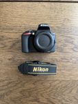 Nikon D5600 + 2 Baterias + Carregador + Bolsa Protetora