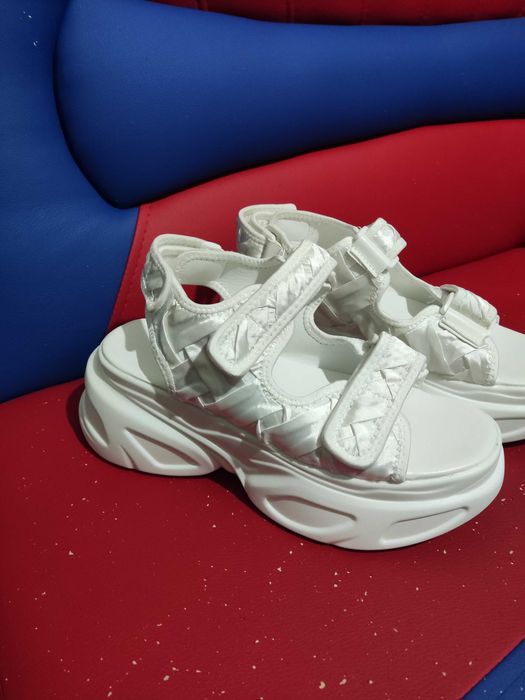 Босоніжки білі на платформі 39 розмір