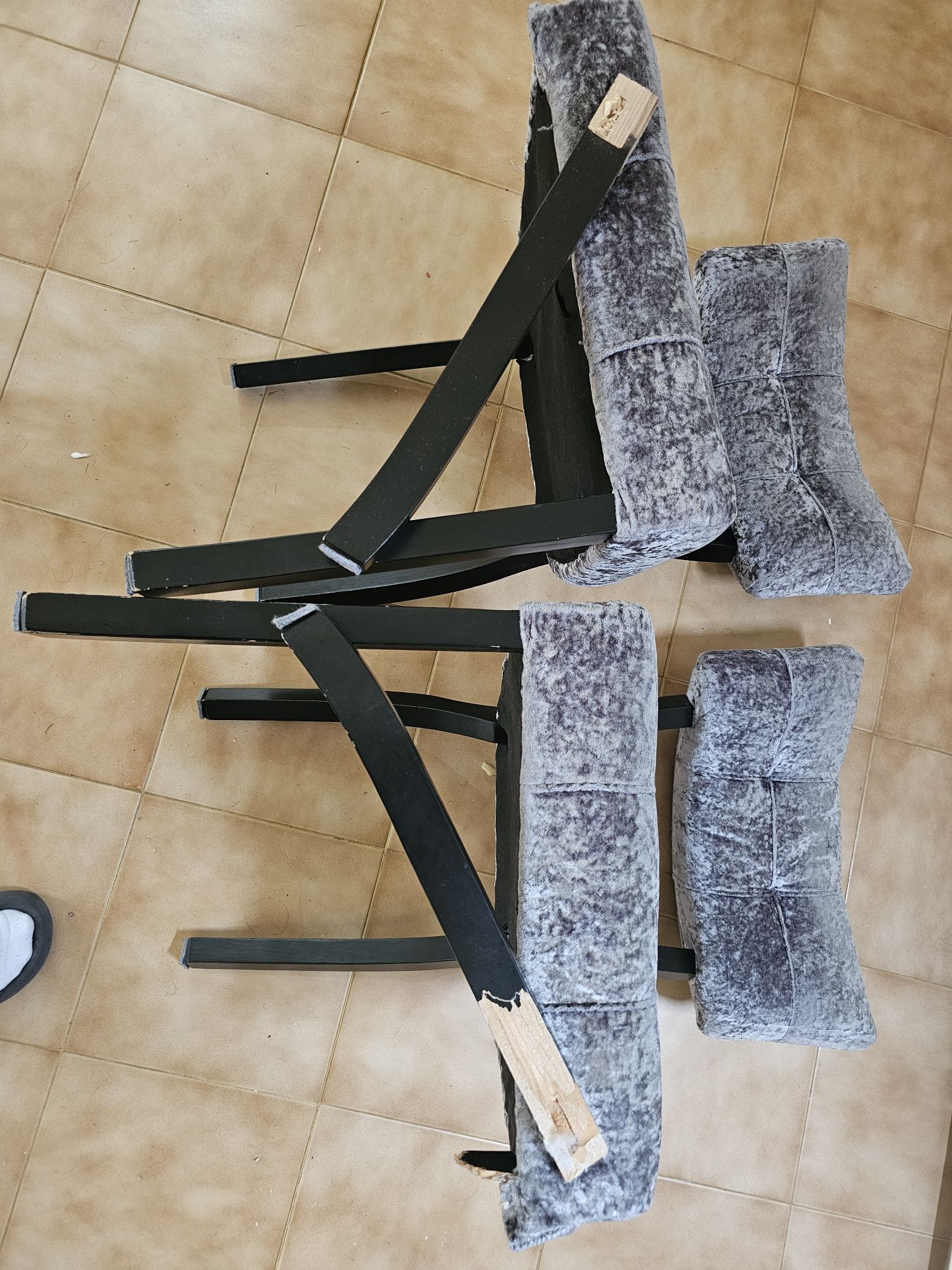 6 cadeiras (2 com pés quebrados/brinde)