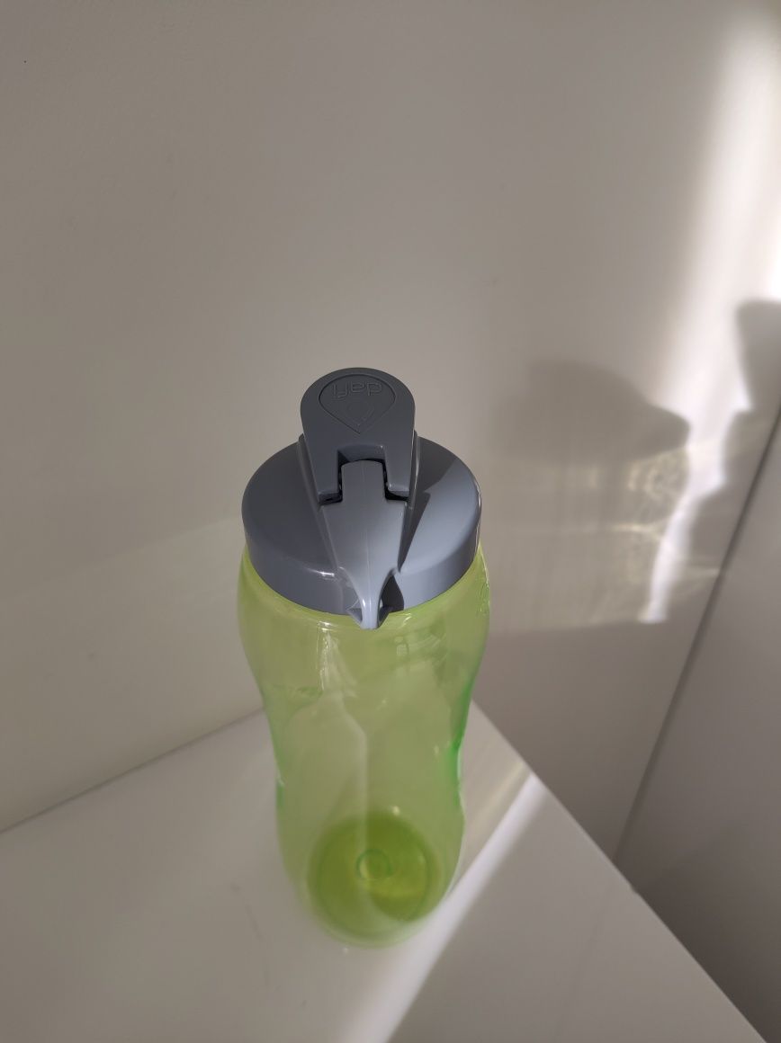 Nowa plastikowa butelka z logo