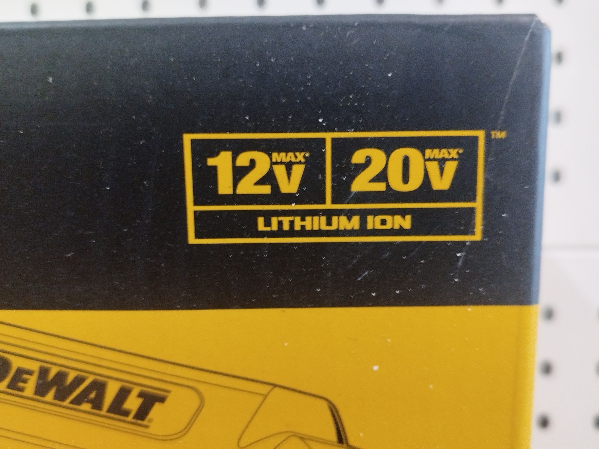 DeWalt DCL077 12/20V Max ліхтар прожектор 2000 Lum  оригінал США