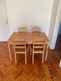 Conjunto de mesa e cadeiras