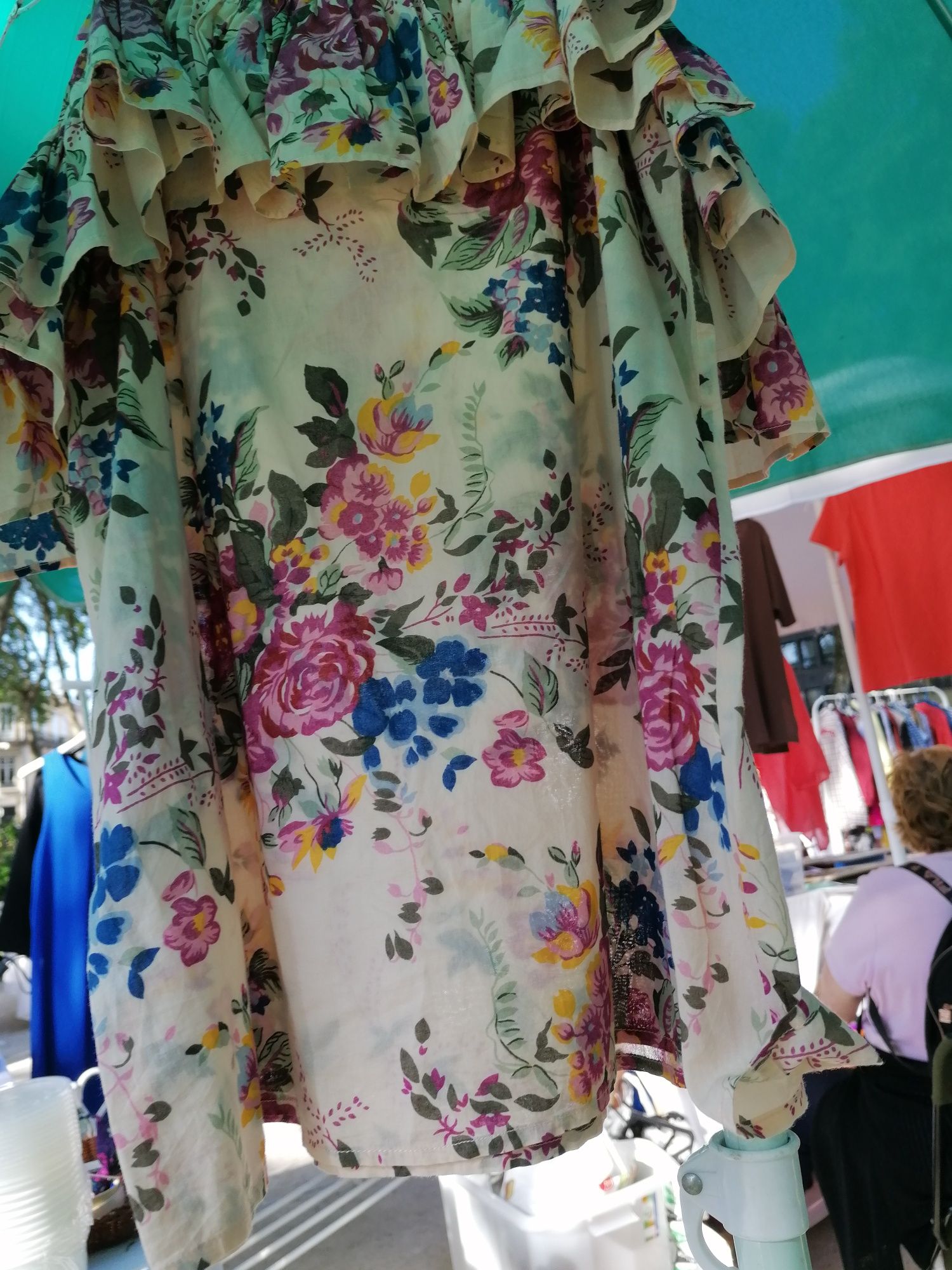 Blusa floral com folho