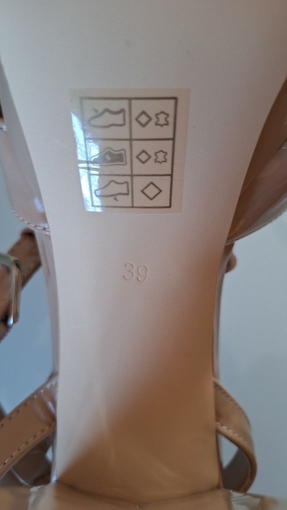 Sapatos bege (Guess)