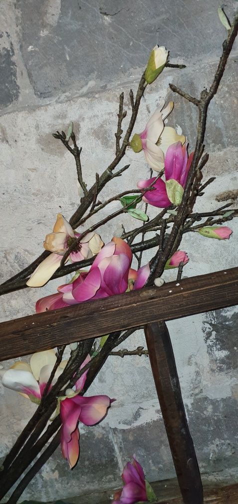 Monstera dziurawa kwiat sztuczny w ozdobnej doniczce plus magnolie