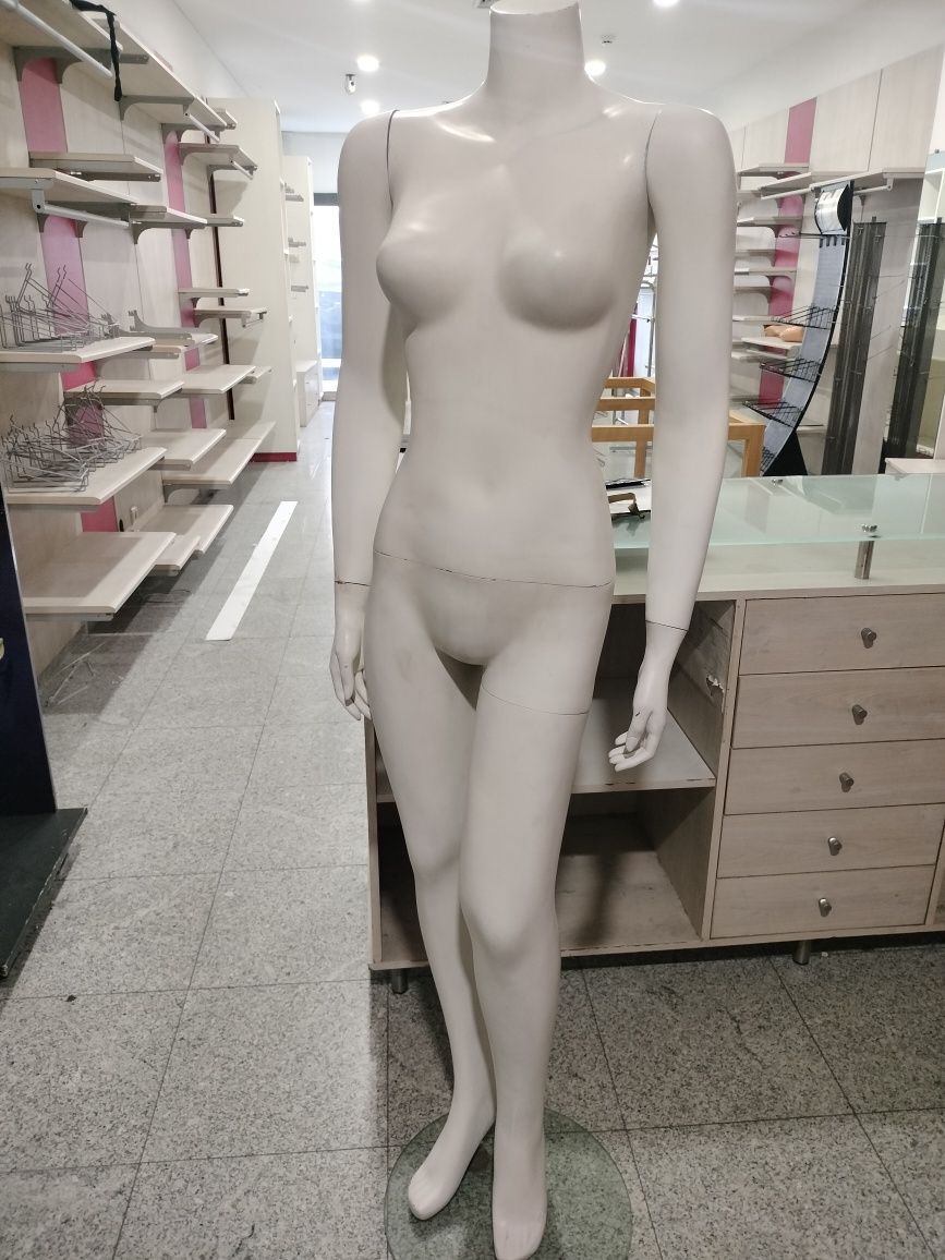 Loja manequin senhora branco.