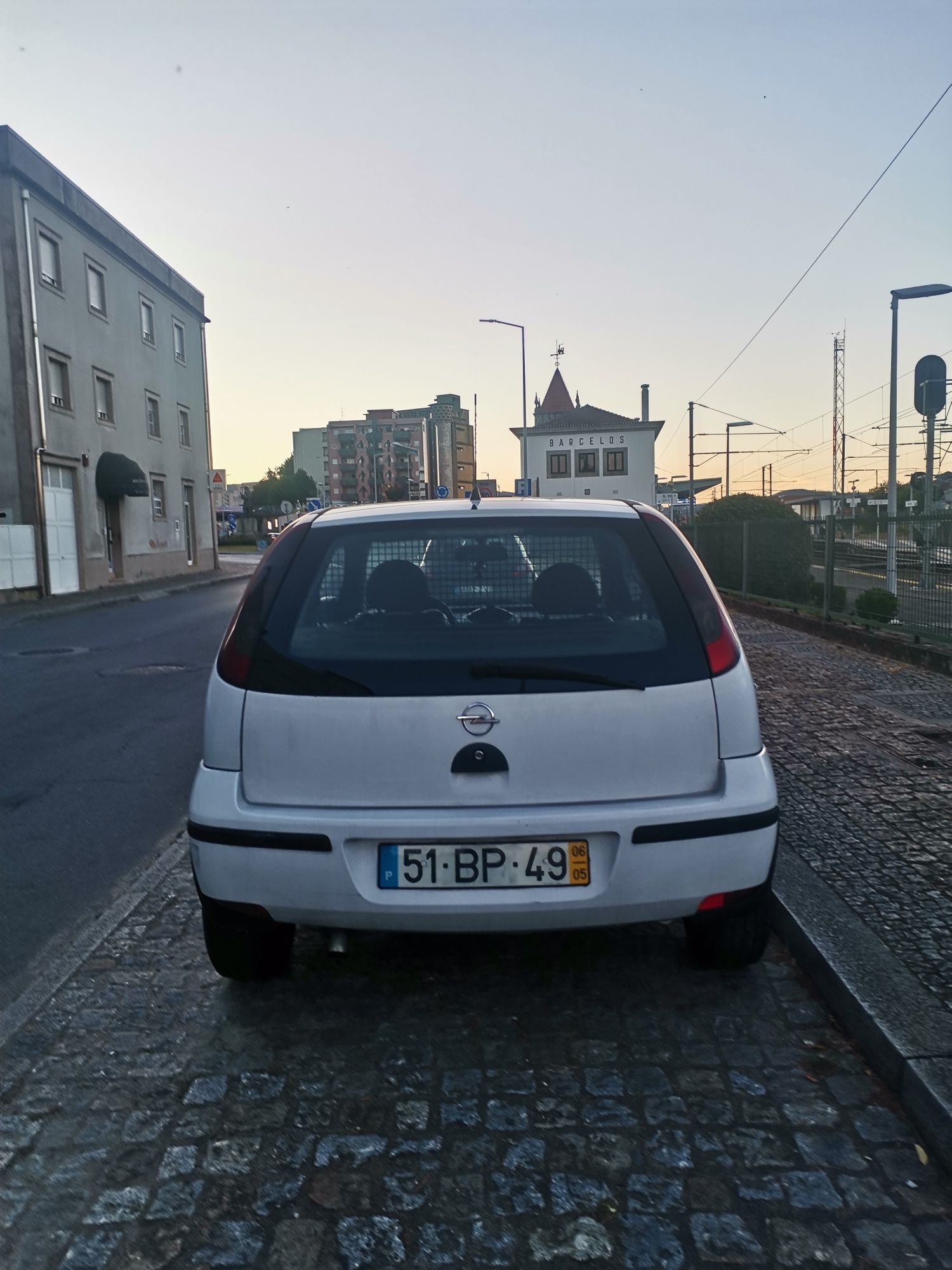 Vendo Opel Corsa-C Van 
Carro comercial 
Direi mais informações por me