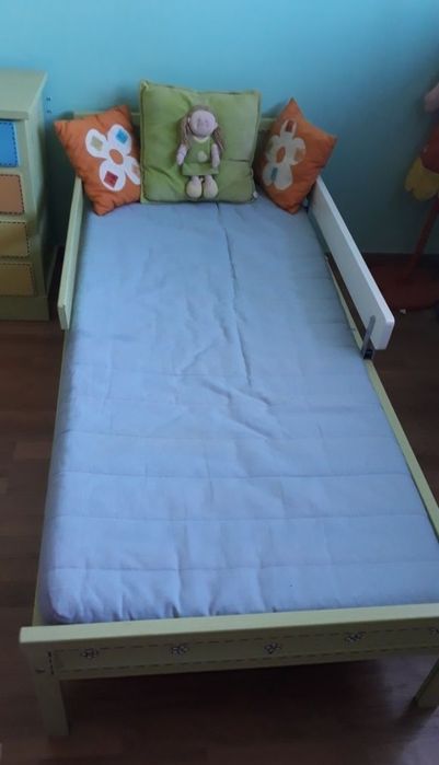 Mobília quarto criança 2 camas/cómoda/mesinha cabeceira pintada à mão