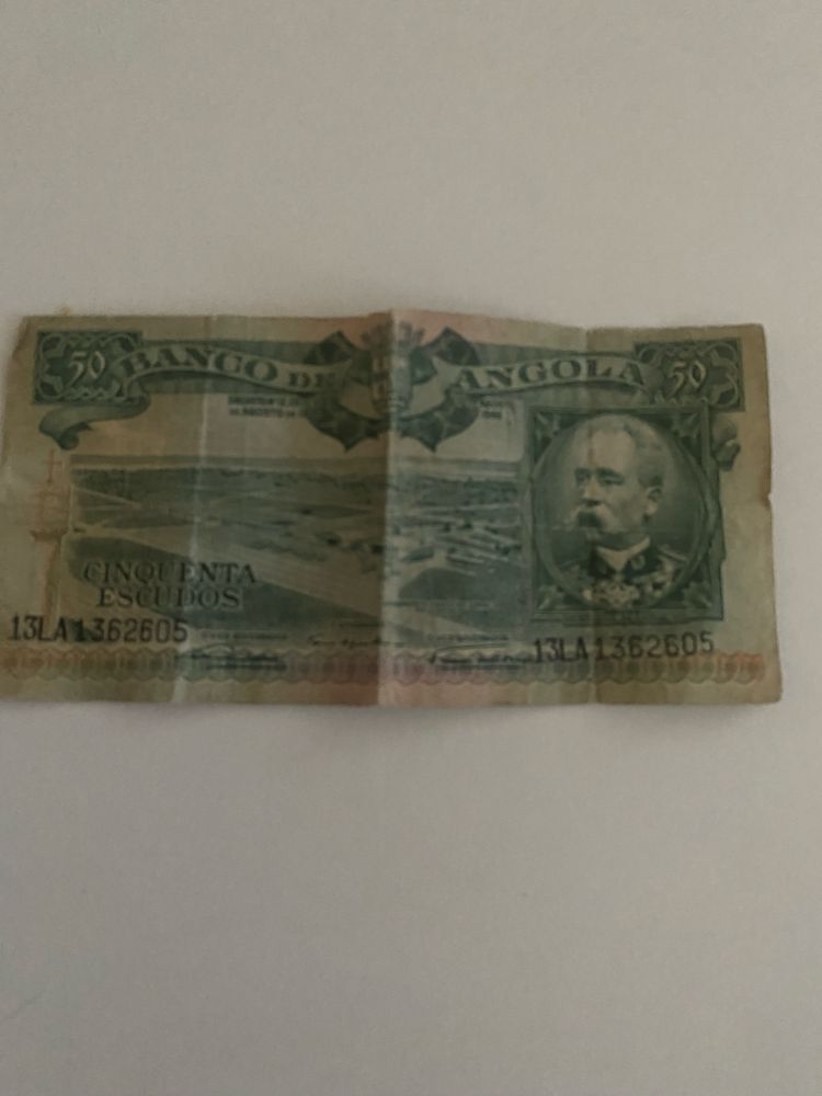 Notas uma portuguesa e outra de angola
