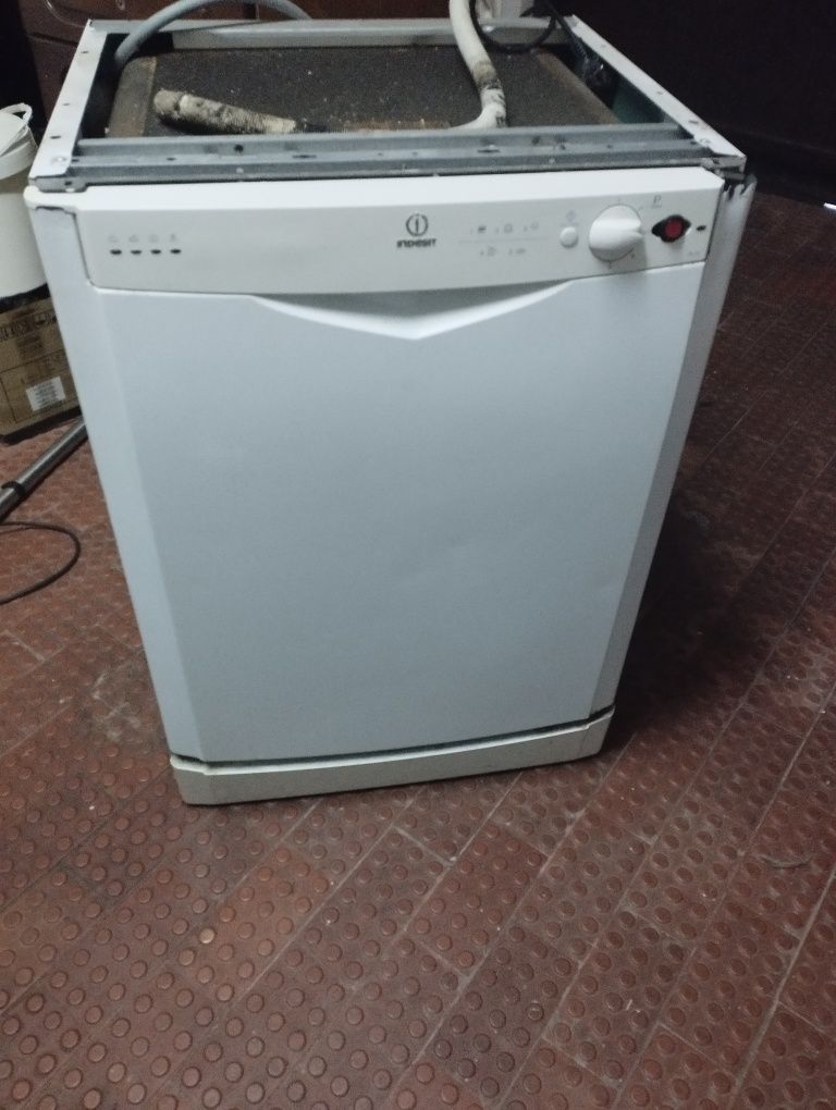 Máquina lavar loiça Indesit