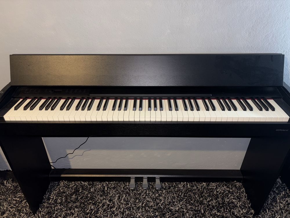 Piano Roland F701