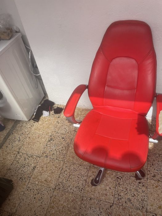 Cadeira de couro vermelha – manchas e desgaste – para quem quer levar