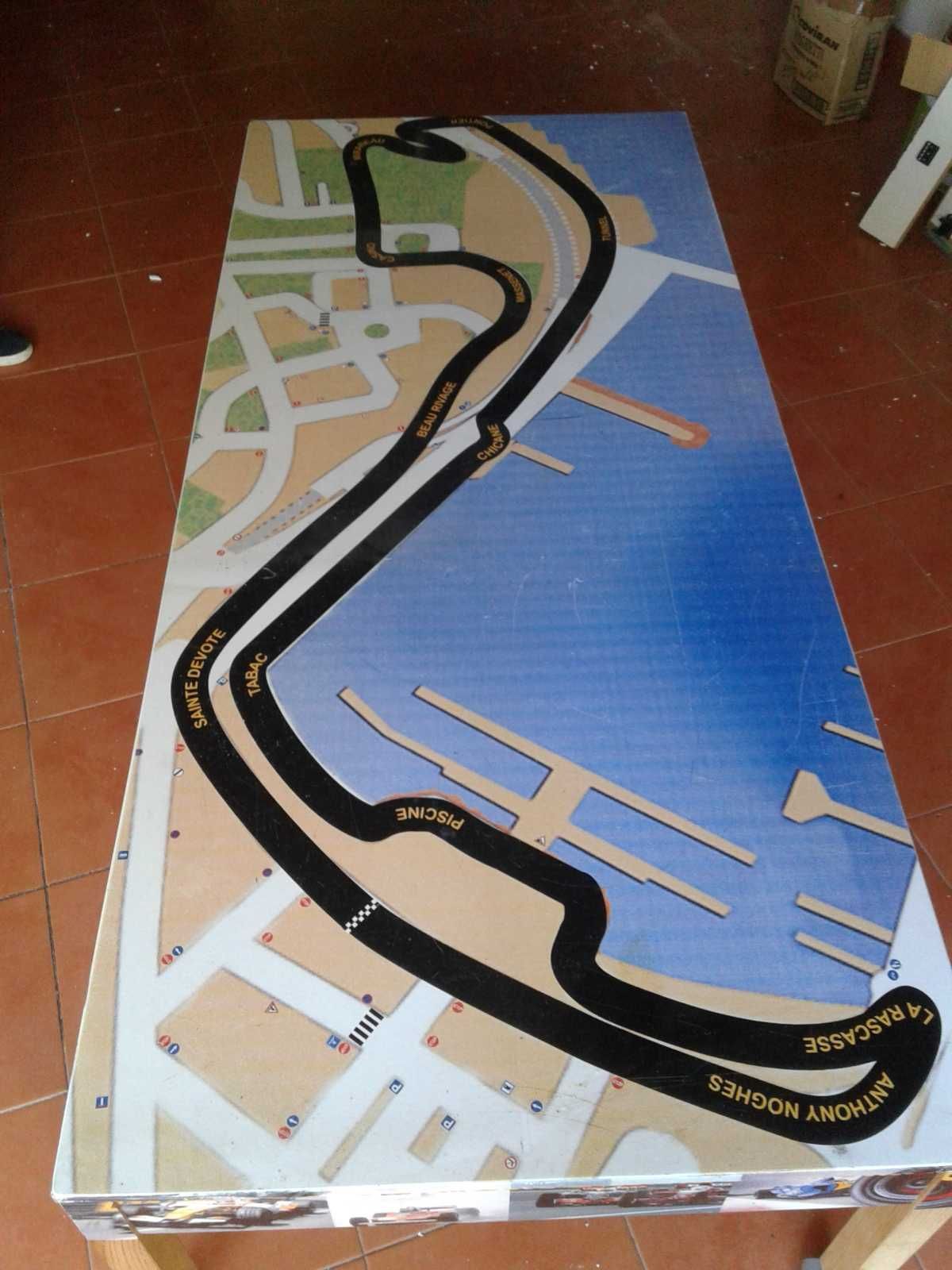 Fantástica mesa para crianças Monte Carlo para amantes da F1!