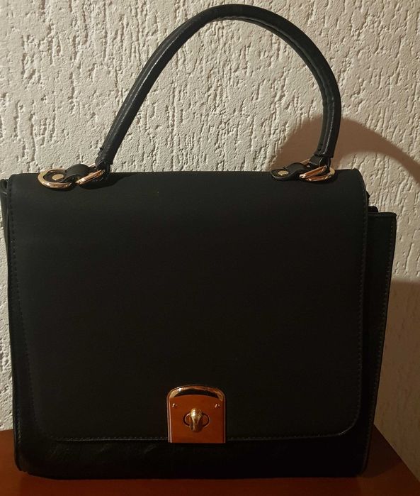 Mala / Pasta preta com aplicações em dourado