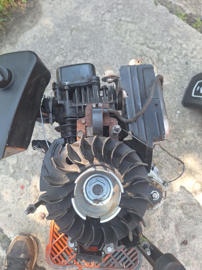 Sprzedam części do silnika B&S 950E