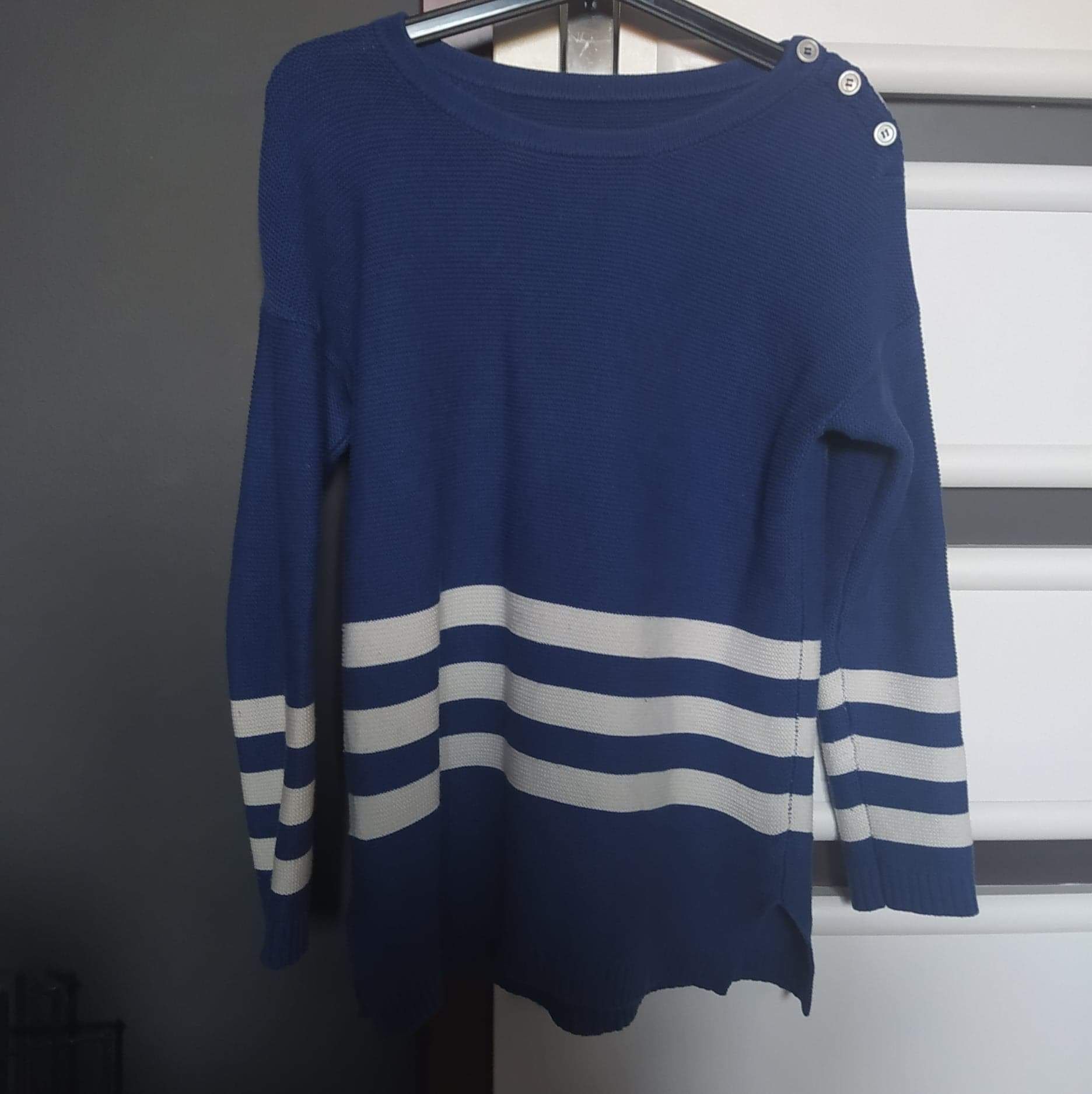 Niebieski długi sweter w paski