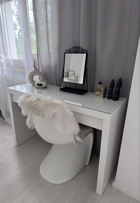 Toaletka IKEA biały połysk + krzesło
