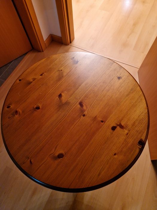 Mesa pequena de apoio em madeira