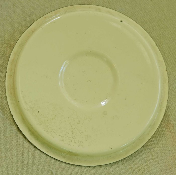 Кастрюлька  почти новая стальная эмалированная обьем 1,7 литра фрукты