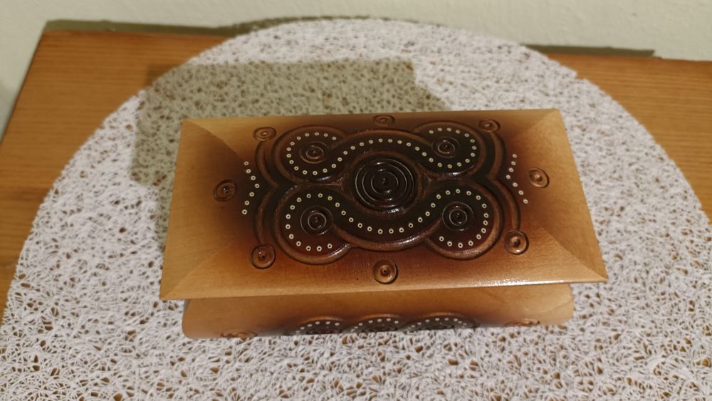 Дерев'яна шкатулка