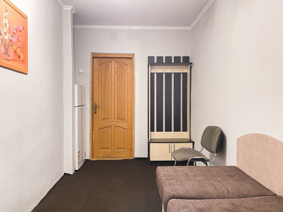 Здається кімната в гуртожитку. Провулок Герцена