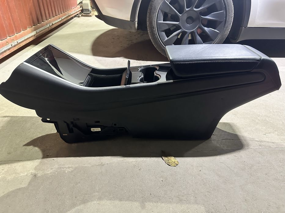 Консоль на Tesla Model Y