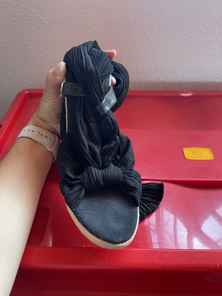 Sandálias em tecido preto