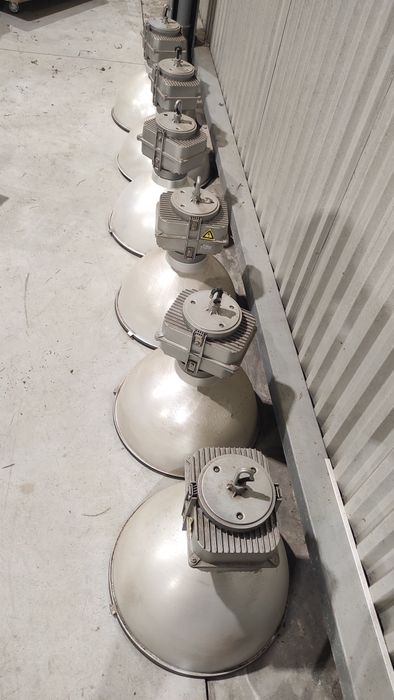 Luzes/campânulas industriais