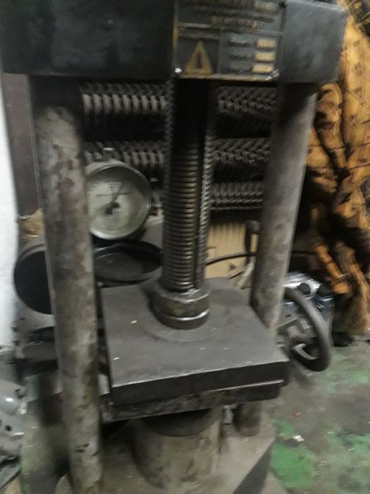 Zabytkowa prasa hydrauliczna
