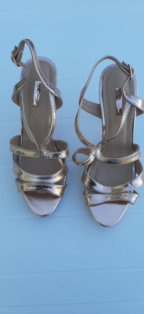 Sandalias douradas