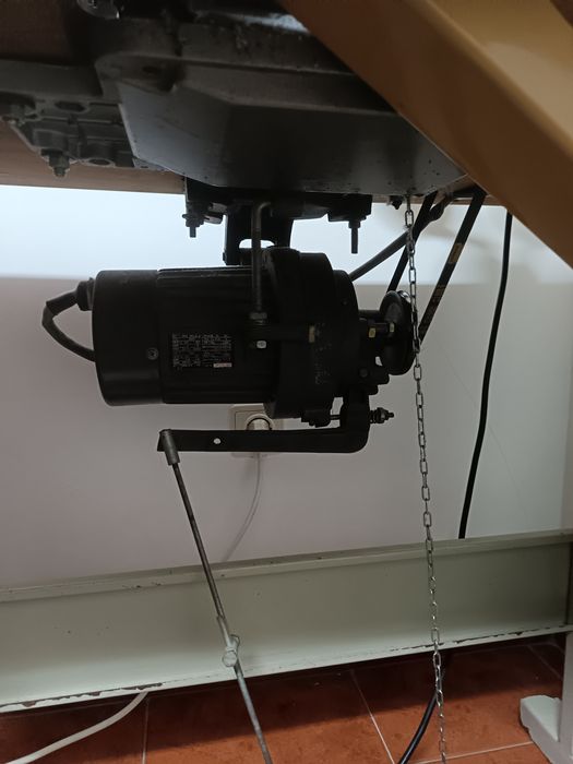 Máquina cose e corte