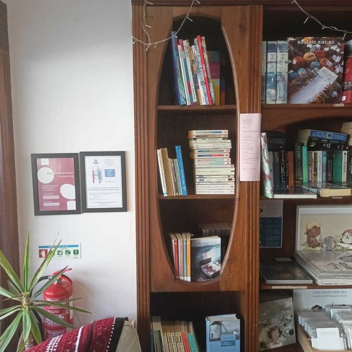 armário usado em livraria e também como garrafeira