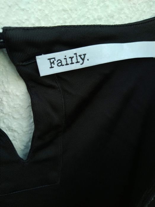 Blusa preta com elástico na cintura.